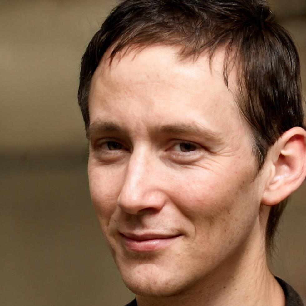 Analyste financier senior examinant des rapports de recherche